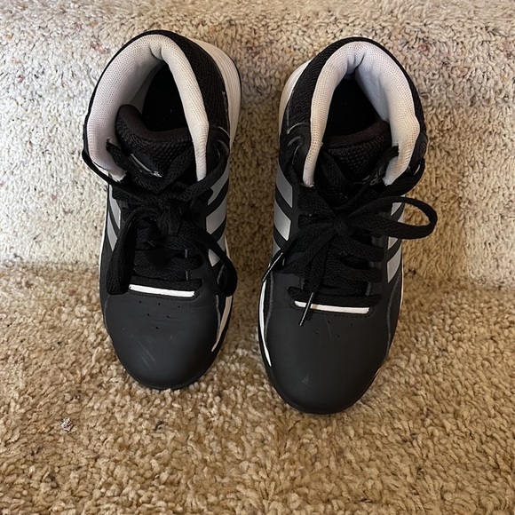 Adidas girls basketball sneakers.  Like new! - Picture 6 of 6